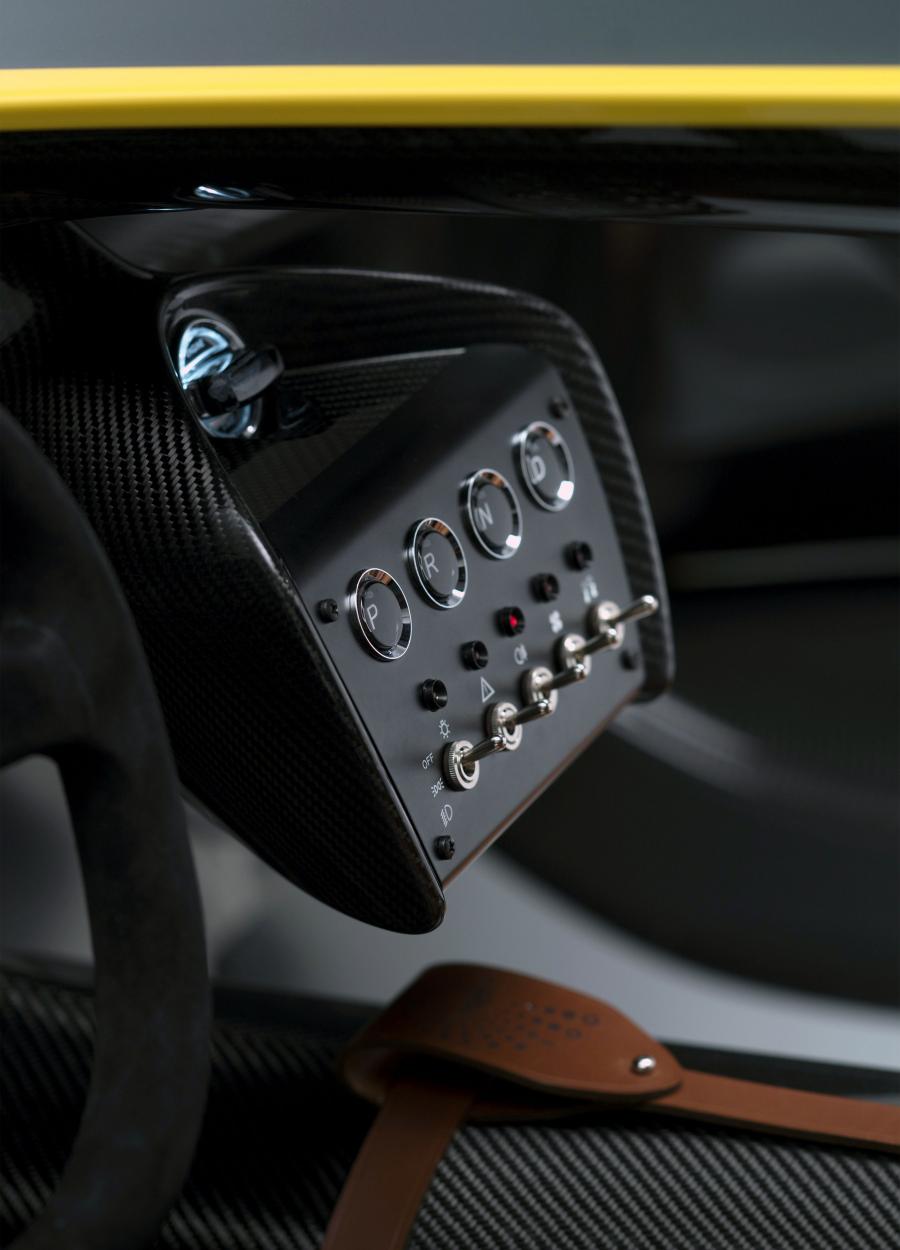 Детали интерьера Aston Martin CC100 Speedster Concept 2013 года  (фото 32 из 45)